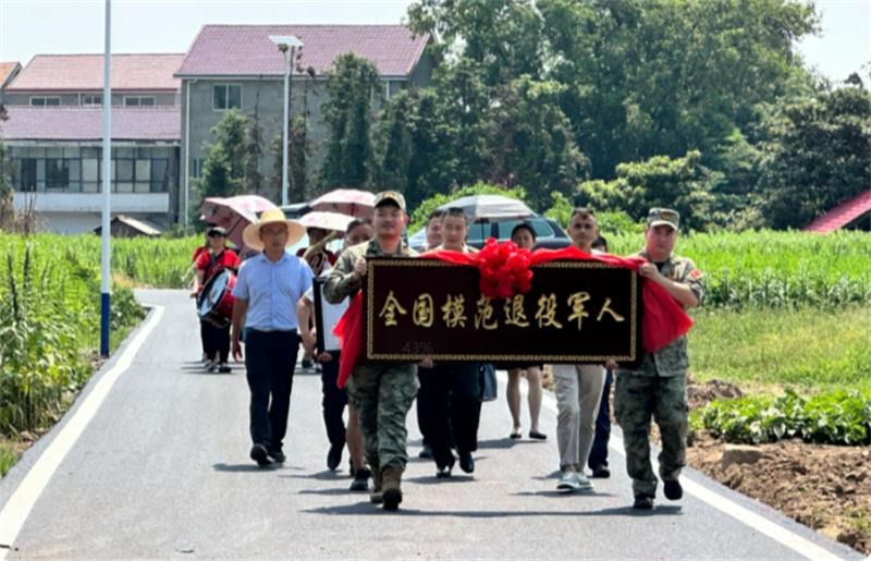 退役軍人童彬原獲評(píng)“全國模范退役軍人”：軍魂鑄就商道 赤誠反哺桑梓